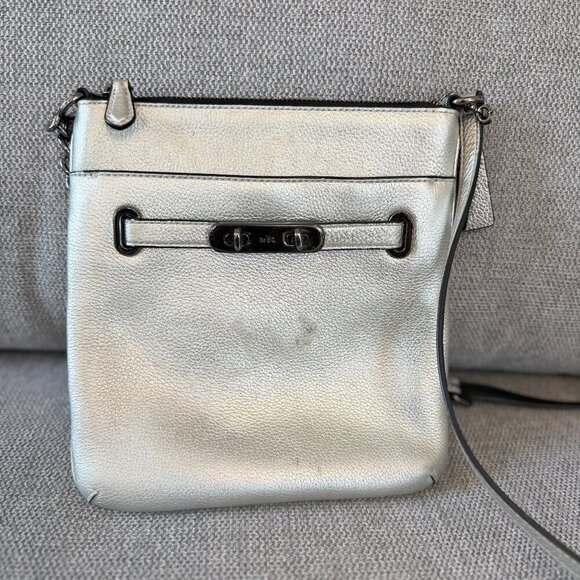 Coach Handbags - 👜✨ Coach Metallic Silver Pebbled Leather Crossbody Bag ✨👜